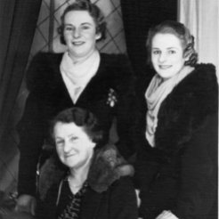 Thelma and Dulcie Parkinson with mother Elizabeth